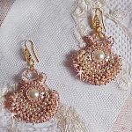 BO Poudre de Riz brod&eacute;es avec des cabochons ronds orn&eacute;es de petites perles rondes nacr&eacute;es en Cristal de Swarovski, perles plates satin&eacute;es et rocailles &agrave; laquelle s'ajoute des crochets en Laiton